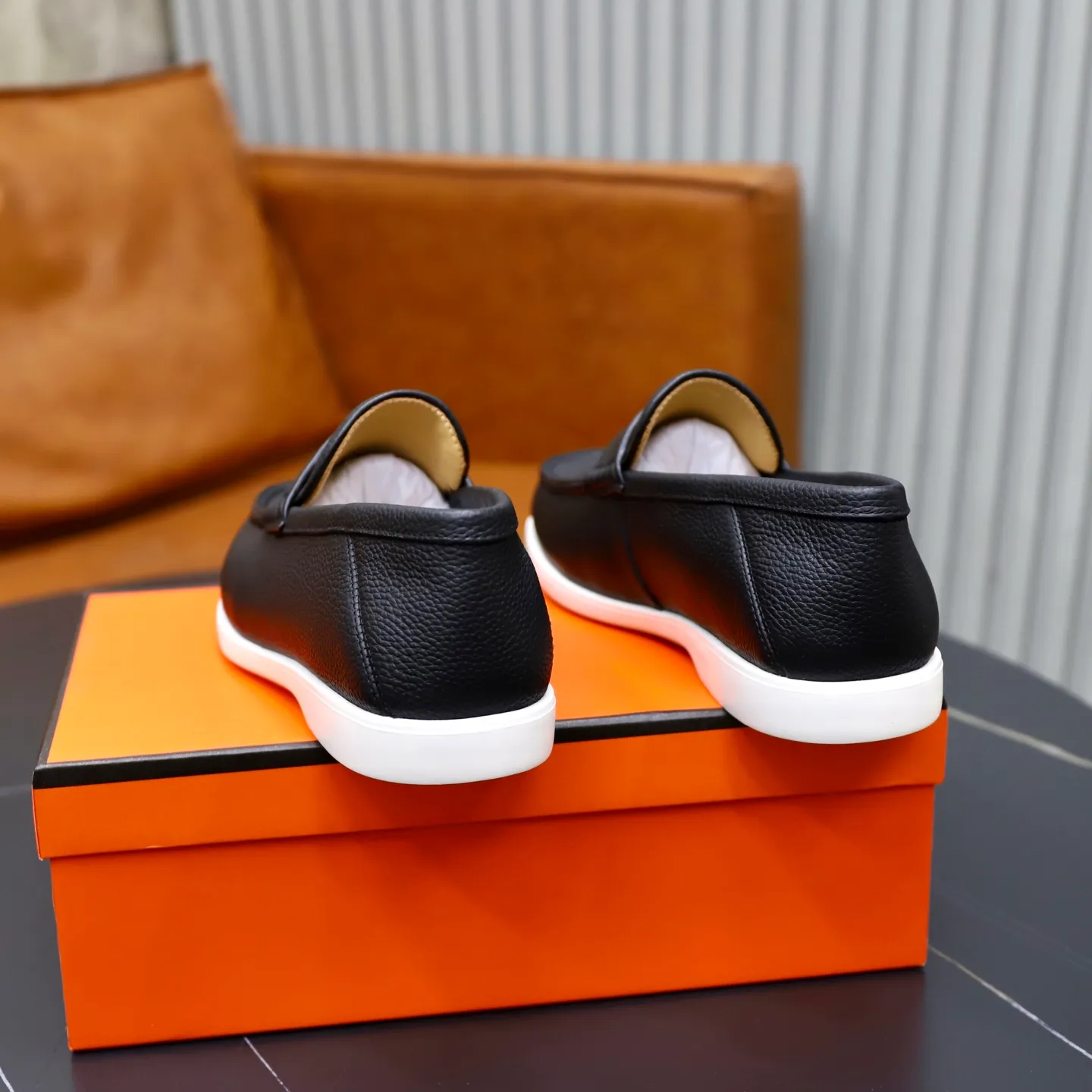 Ex-factory price: 560💰Hermès/Hermès slip-on men's shoes. This shoe is made of imported pebbled cowhide. It has simple and smooth lines and is combined with aerodynamically designed 3CM rubber foam ultra-light soles! Youthful and fashionable, classic H-shaped hardware buckle decoration, calf lining gently wraps the feet, with logo cowhide feet, casual and urban style, highlighting youthful vitality, sports and leisure version, super versatile, code number: 38-39-40-41-42-43-44 standard leather shoe size (45 can be customized but does not support returns)